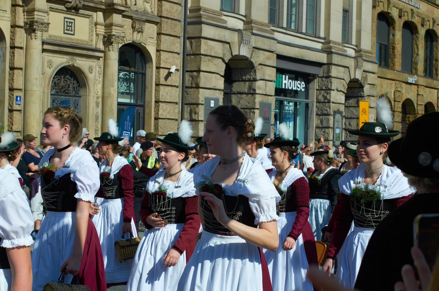 Tracht supporting sequence, frame 2